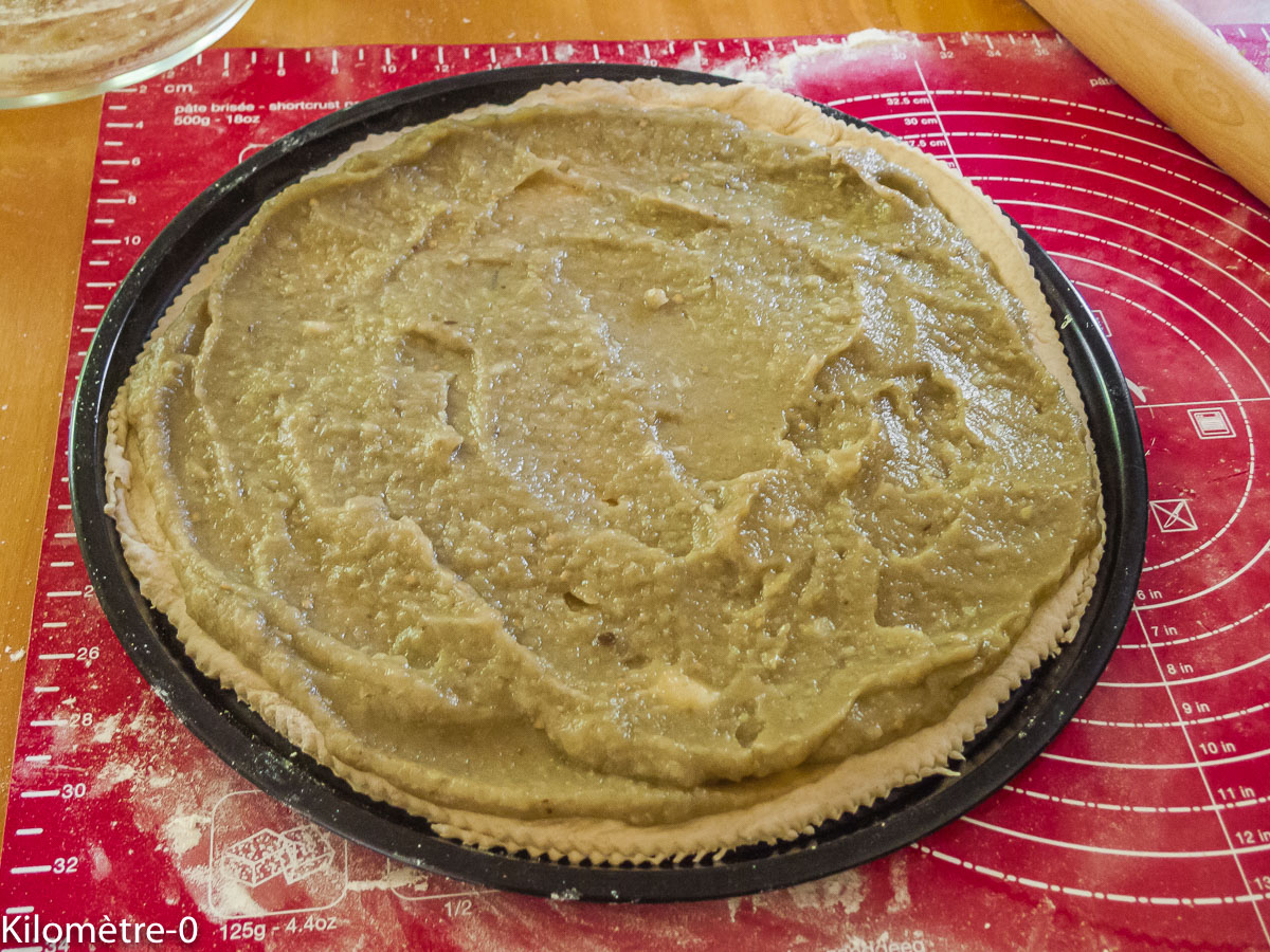 Pizza aubergines mozzarella : étape 5 — Mettez le caviar d'aubergines sur la pâte.