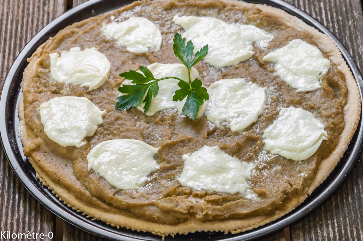 Pizza aubergines mozzarella : étape 6 — Pendant ce temps, coupez la mozza, répartissez-la sur la pizza et réenfournez 2 ou 3…
