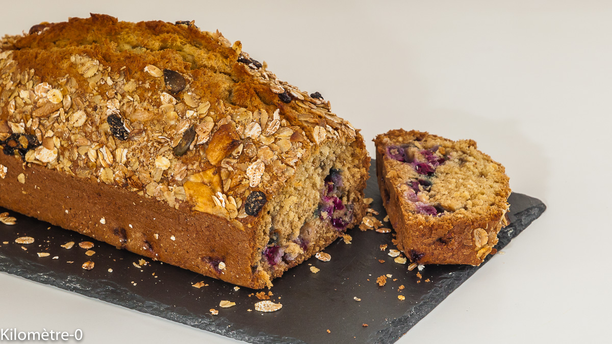 Photo de recette de cake, muesli, facile, myrtilles, goûter de Kilomètre-0, blog de cuisine réalisée à partir de produits locaux et issus de circuits courts