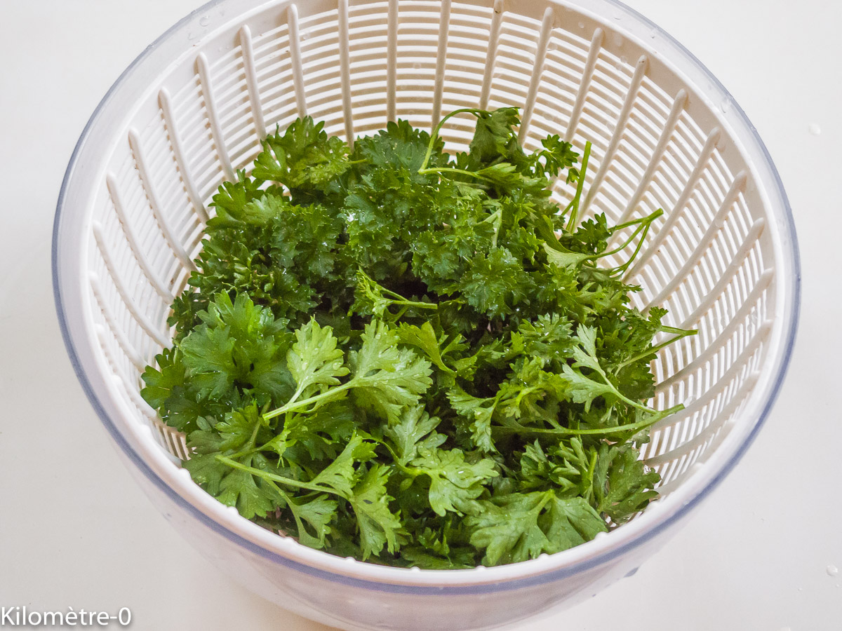 Pesto de persil : étape 1 — Lavez le persil.