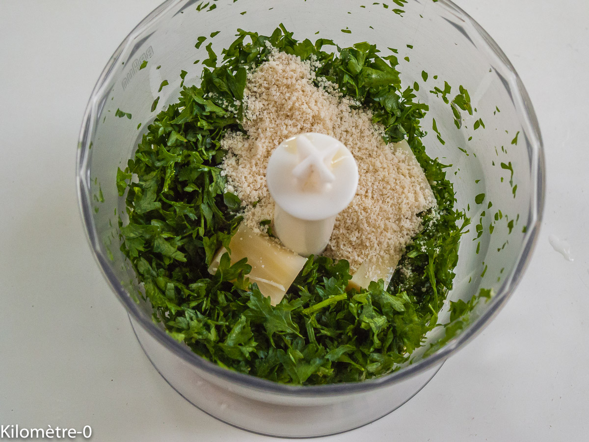 Pesto de persil : étape 2 — Mixez le parmesan.