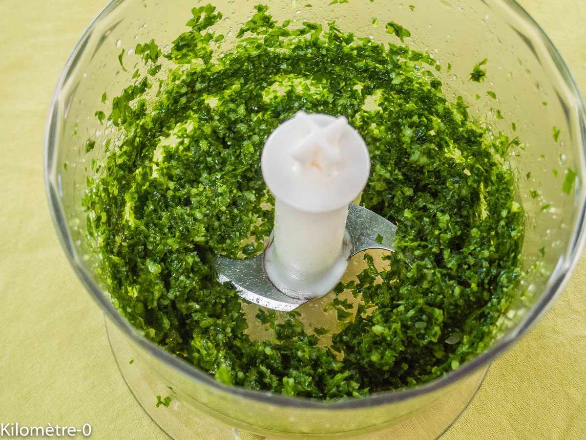 Photo de recette de pesto de persil facile, pas cher de Kilomètre-0, blog de cuisine réalisée à partir de produits locaux et issus de circuits courts