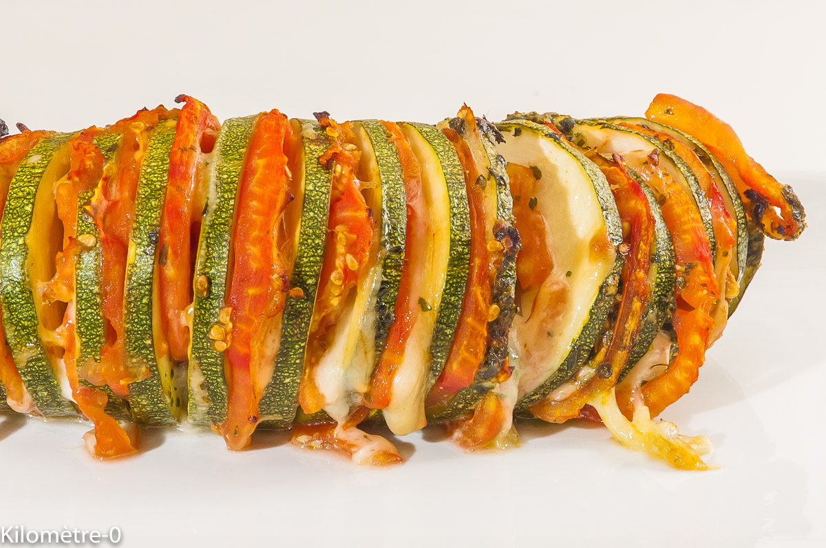 Photo de recette d'hasselback, courgette, tomates, fromage, pesto de persil, végétarien, végé, été, automne, de  Kilomètre-0, blog de cuisine réalisée à partir de produits locaux et issus de circuits courts