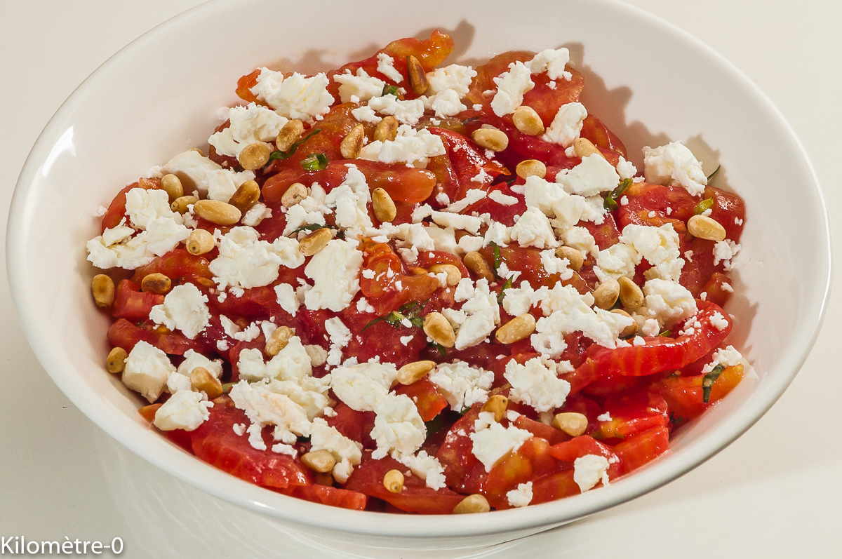 Photo de recette de salade de tomates, bio, facile, été, salade composée de Kilomètre-0, blog de cuisine réalisée à partir de produits locaux et issus de circuits courts