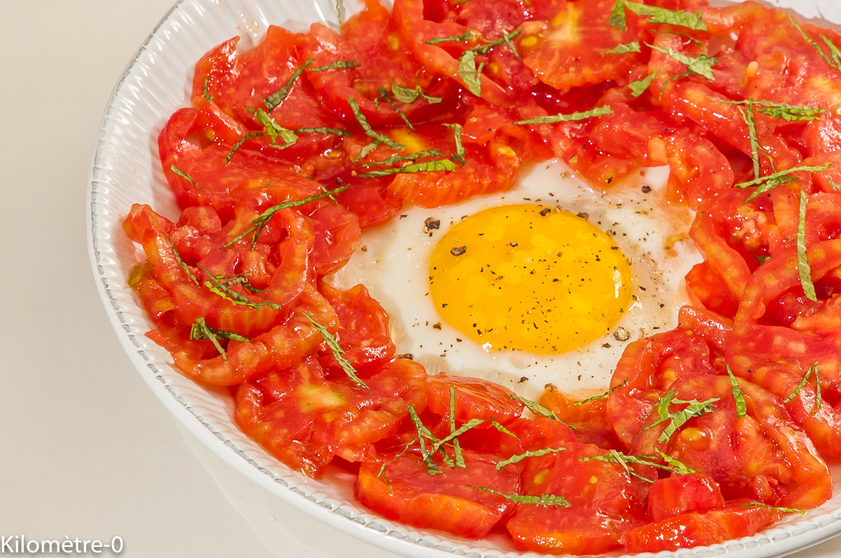 Photo de recette de salade légère d'été, tomates bio, Kilomètre-0, blog de cuisine réalisée à partir de produits locaux et issus de circuits courts