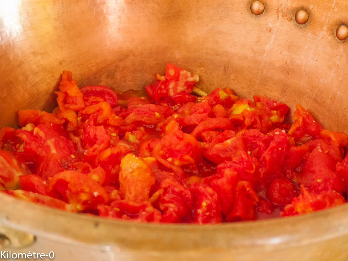 Chips de polenta au grana padano, sauce aux tomates et aux olives : étape 1 — Lavez les tomates, épluchez-les et mettez-les…