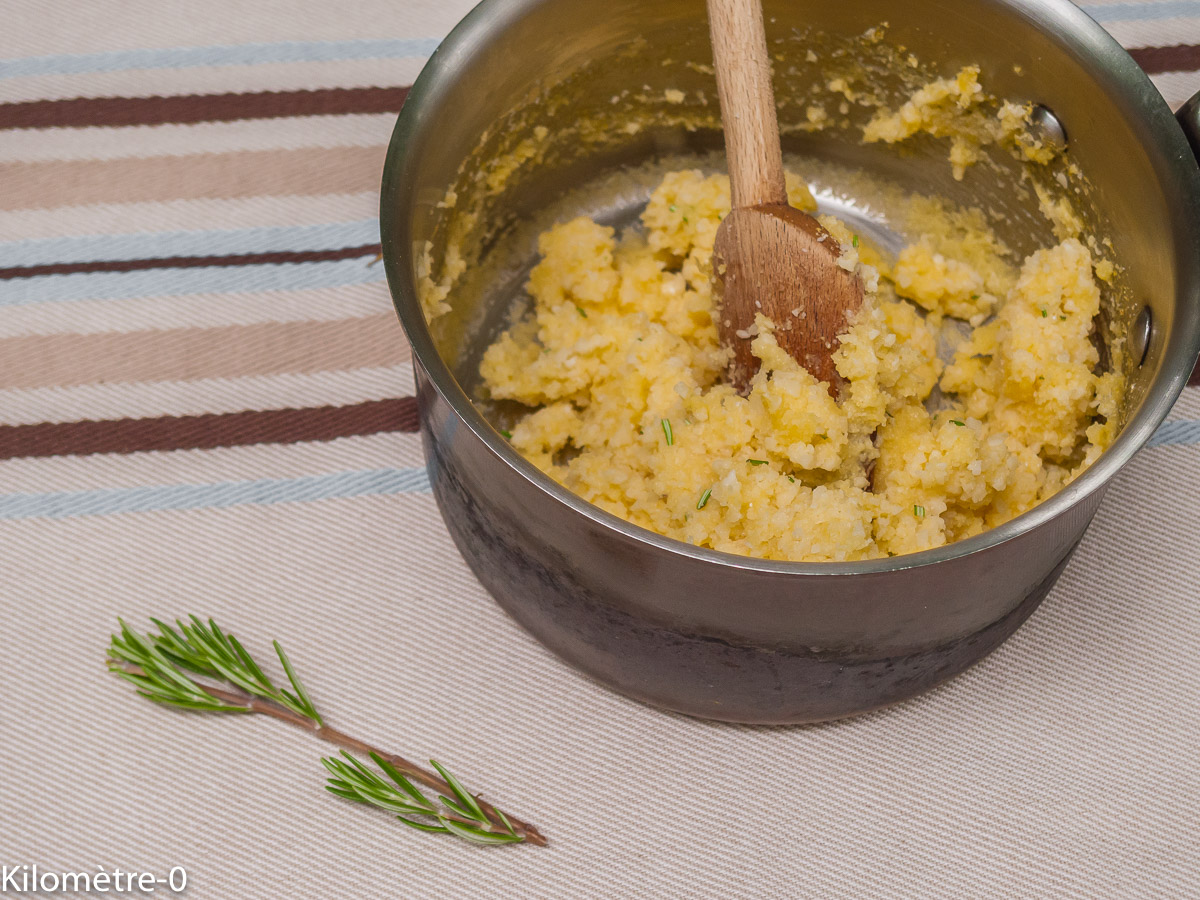 Chips de polenta au grana padano, sauce aux tomates et aux olives : étape 4 — Portez à ébullition l'eau avec un peu de sel…