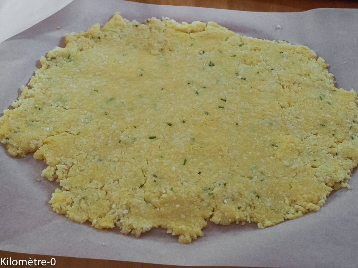Chips de polenta au grana padano, sauce aux tomates et aux olives : étape 5 — Déposez-la entre deux feuilles de papier…