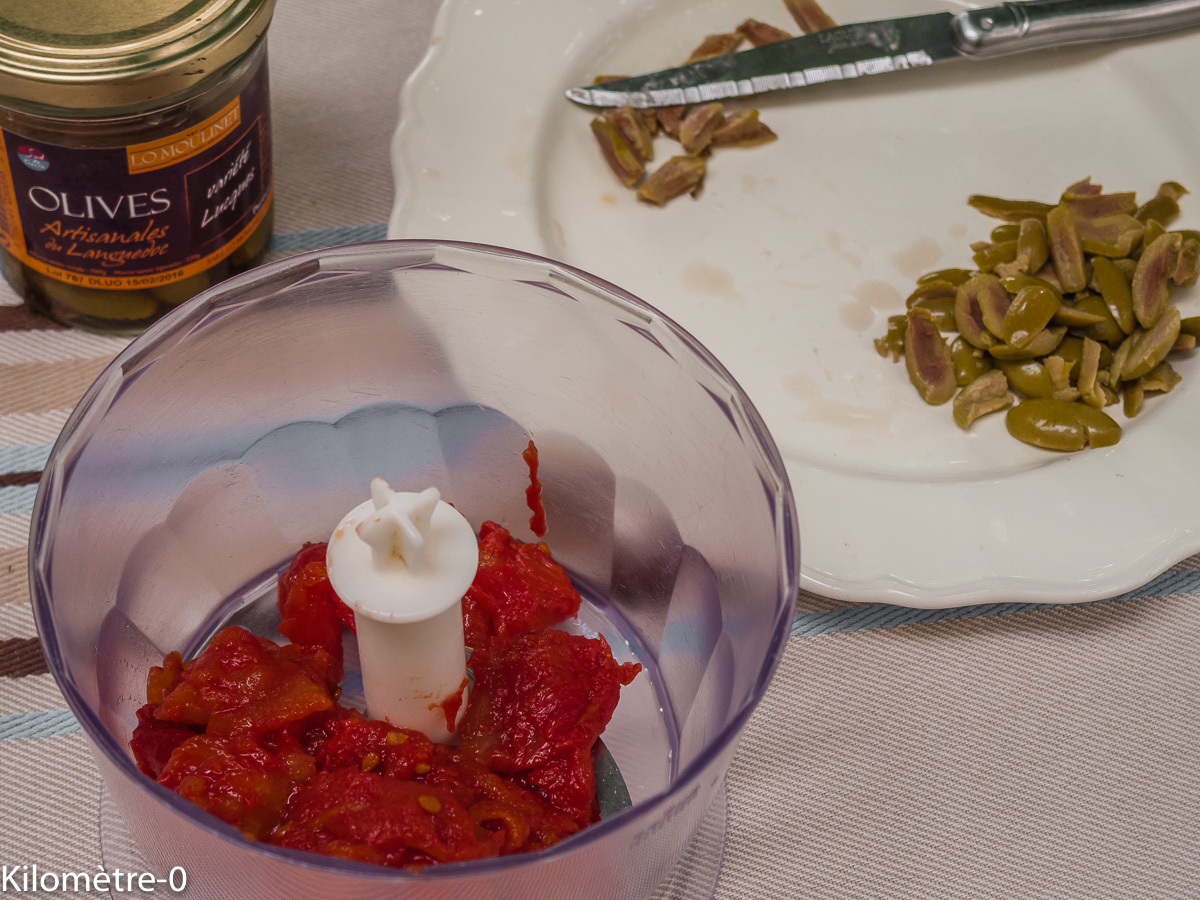 Chips de polenta au grana padano, sauce aux tomates et aux olives : étape 2 — Coupez les olives très finement et…
