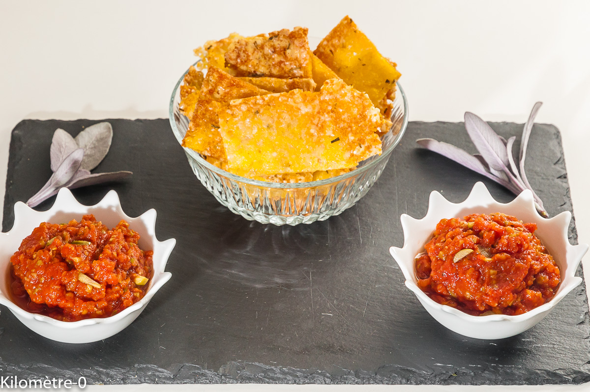 Chips de polenta au grana padano, sauce aux tomates et aux olives : étape 7 — Servez avec la sauce tomate.