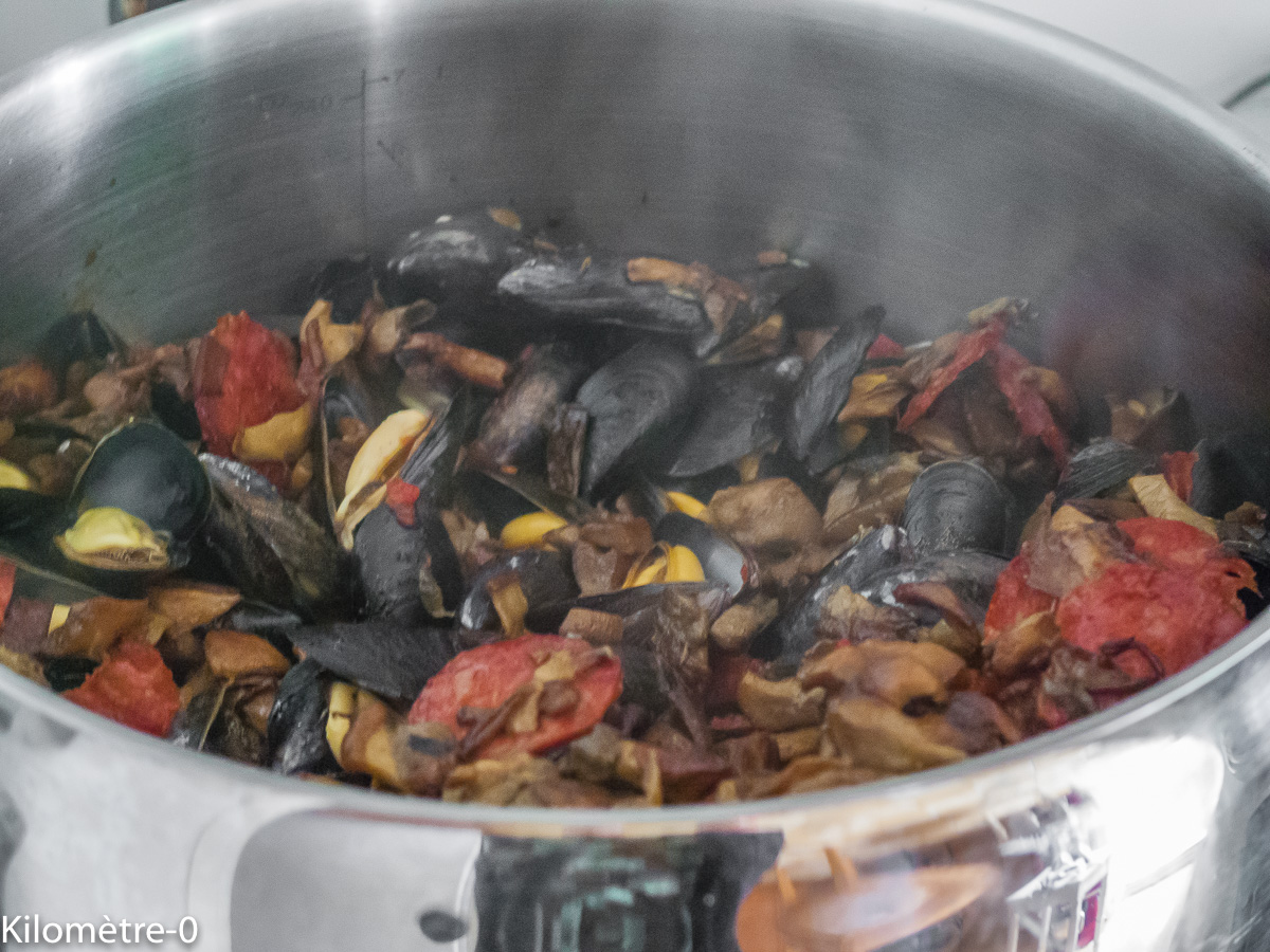 Photo de recette de moules aux champignons, cèpes, chorizo, fromage de Kilomètre-0, blog de cuisine réalisée à partir de produits locaux et issus de circuits courts