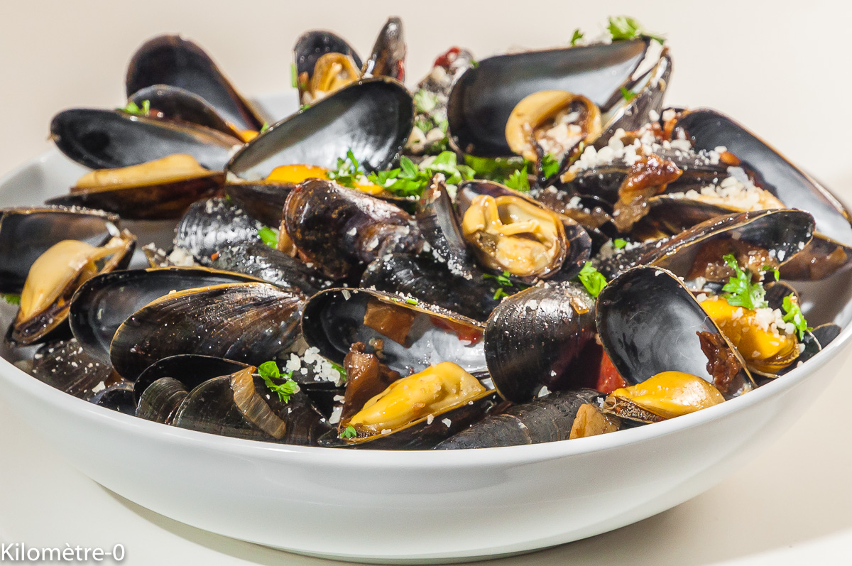 Photo de recette de moules aux champignons, cèpes, chorizo, fromage de Kilomètre-0, blog de cuisine réalisée à partir de produits locaux et issus de circuits courts