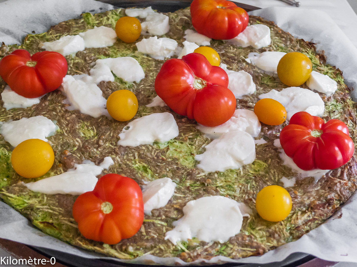 Photo de recette de pizza végétarienne, légère, healthy, bio de Kilomètre-0, blog de cuisine réalisée à partir de produits locaux et issus de circuits courts
