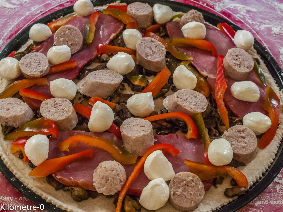 Photo de recette de pizza charcutière, saucisses, bacon, de Kilomètre-0, blog de cuisine réalisée à partir de produits locaux et issus de circuits courts
