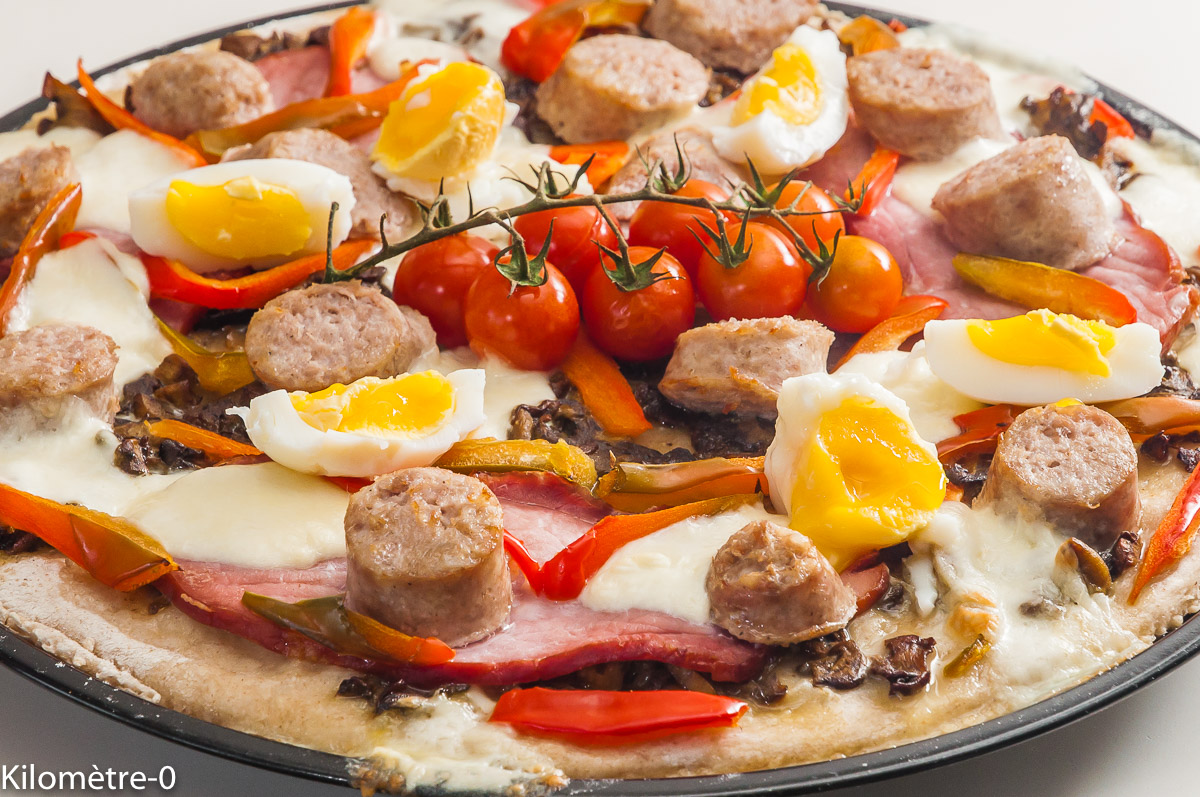 Photo de recette de pizza aux oeufs, saucisses, bacon, fromage de Kilomètre-0, blog de cuisine réalisée à partir de produits locaux et issus de circuits courts