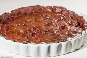 Photo de recette de tarte, dessert, facile, chocolat, framboises, tarte au chocolat, fruits rouges, facile, pâte à tarte au chocolat,  Kilomètre-0, blog de cuisine réalisée à partir de produits locaux et issus de circuits courts