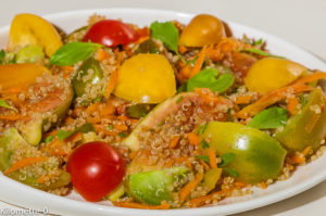 Photo de recette de  salade végétarienne, végétalienne, végan, tomates, quinoa, figues, été, noix, facile, healthy, légère, rapide, bio de Kilomètre-0, blog de cuisine réalisée à partir de produits locaux et issus de circuits courts