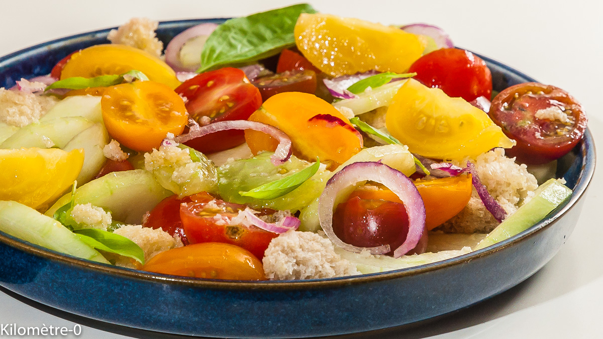 Photo de recette italienne, panzanella, tomates, salade composée, été, concombre, pain, économique, pas cher, rapide, facile, de Kilomètre-0, blog de cuisine réalisée à partir de produits locaux et issus de circuits courts