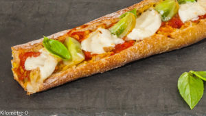 Photo de recette de baguette farcie, tartine, tomates, mozzarella, végétarien, apéro, buffet, apéro dinatoire, pas cher de Kilomètre-0, blog de cuisine réalisée à partir de produits locaux et issus de circuits courts