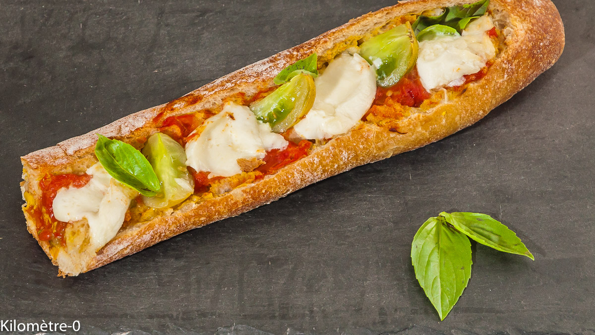 Photo de recette d'apéro dinatoire facile, baguette farcie, fromage, été, rapide, pain fourré de Kilomètre-0, blog de cuisine réalisée à partir de produits locaux et issus de circuits courts
