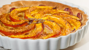 Photo de recette de  tarte salée, quiche, potimarron, lardons, poitrine fumée, thym, automne , grana, Kilomètre-0, blog de cuisine réalisée à partir de produits locaux et issus de circuits courts