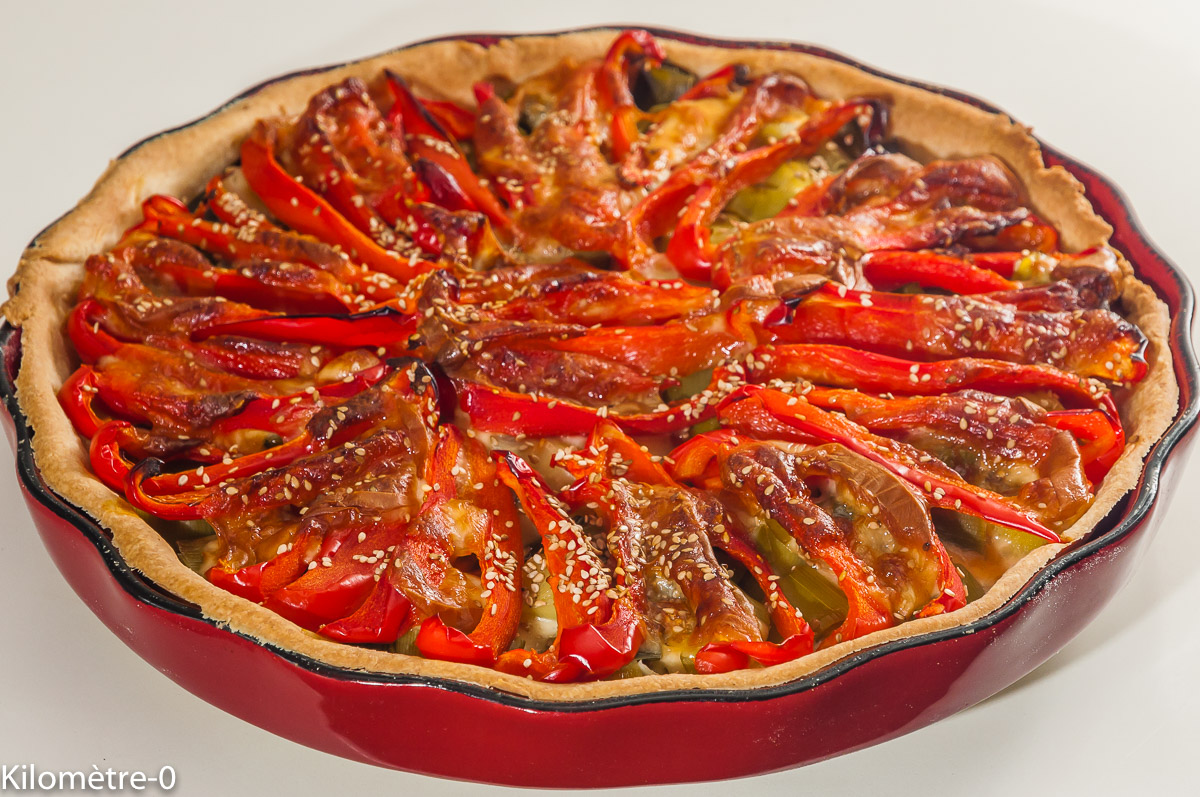 Photo de recette de tarte salée, légumes, bio poivrons, poireau, graines de sésame, pâte brisée facile, maison de Kilomètre-0, blog de cuisine réalisée à partir de produits locaux et issus de circuits courts