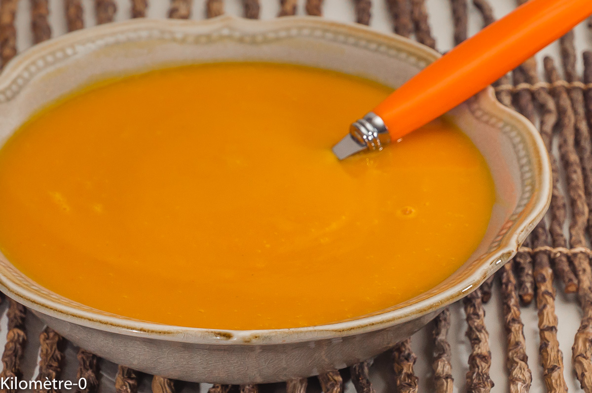 Photo de recette de soupe de potimarron, courges, bio, hiver, facile, Kilomètre-0, blog de cuisine réalisée à partir de produits locaux et issus de circuits courts