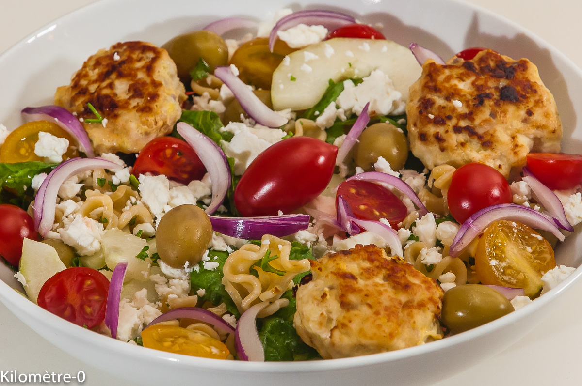Photo de recette de salade grecque, boulette de poulet, polpette, fêta, légère, facile, Kilomètre-0, blog de cuisine réalisée à partir de produits locaux et issus de circuits courts