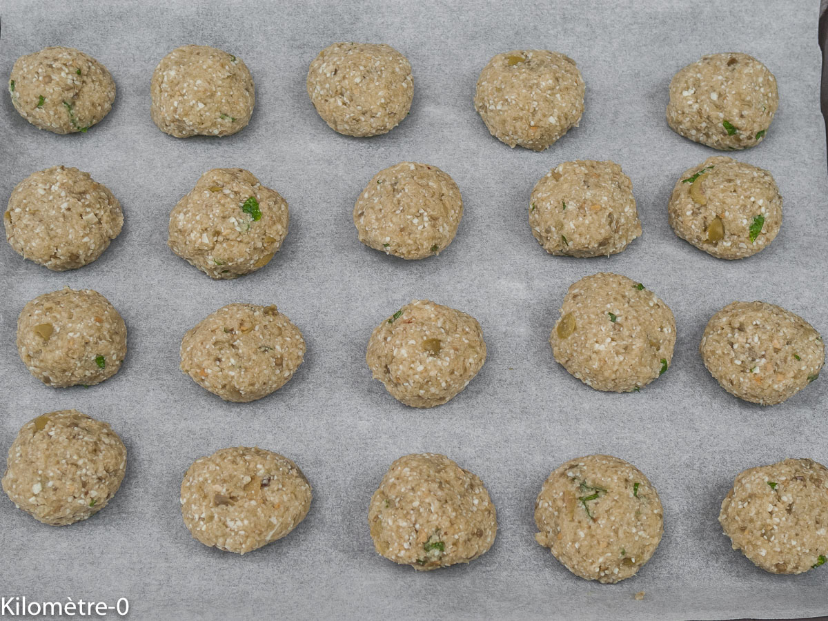 Polpette d&rsquo;aubergine au grana padano : étape 6 — Faites les boules et déposez-les au fur et à mesure sur une feuille…