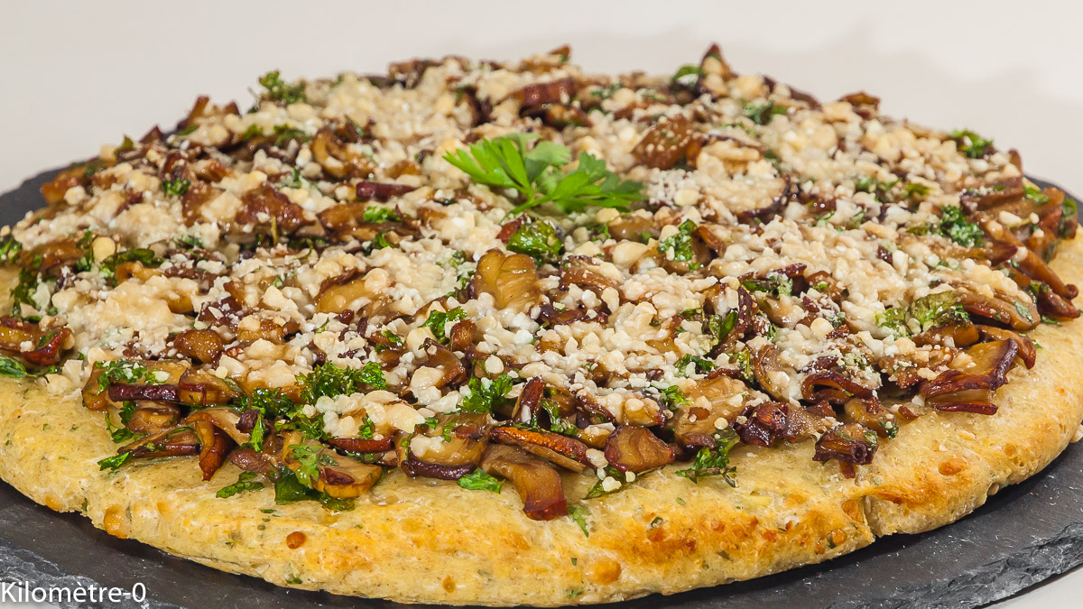 Photo de recette de pizza de pomme de terre, cèpes, champignons, parmesan de Kilomètre-0, blog de cuisine réalisée à partir de produits locaux et issus de circuits courts