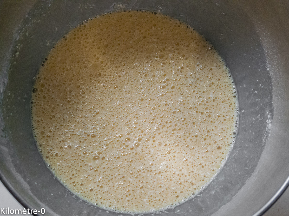 Flan cambodgien : étape 1 — Battez les oeufs avec le sucre.