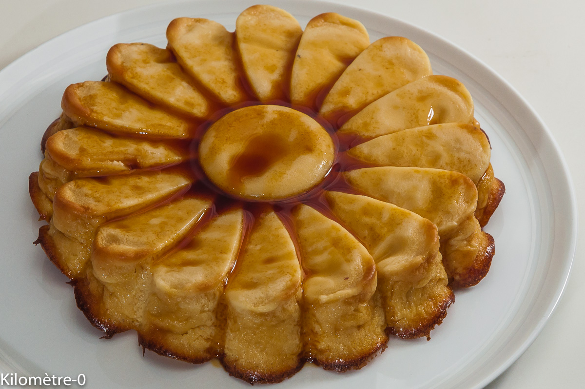 Flan cambodgien : étape 3 — Ajoutez le caramel avant de le servir.