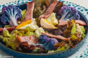 Photo de recette de salade de chou fleur, violet, bacon, oeuf, facile, rapide, bio de Kilomètre-0, blog de cuisine réalisée à partir de produits locaux et issus de circuits courts
