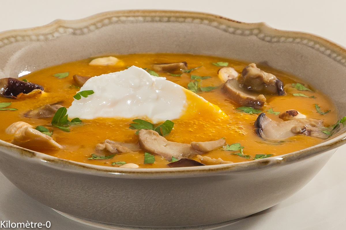 Photo de recette de soupe, velouté, facile, courges, potimarron, champignons, ricotta, noisettes, rapide, légère de Kilomètre-0, blog de cuisine réalisée à partir de produits locaux et issus de circuits courts
