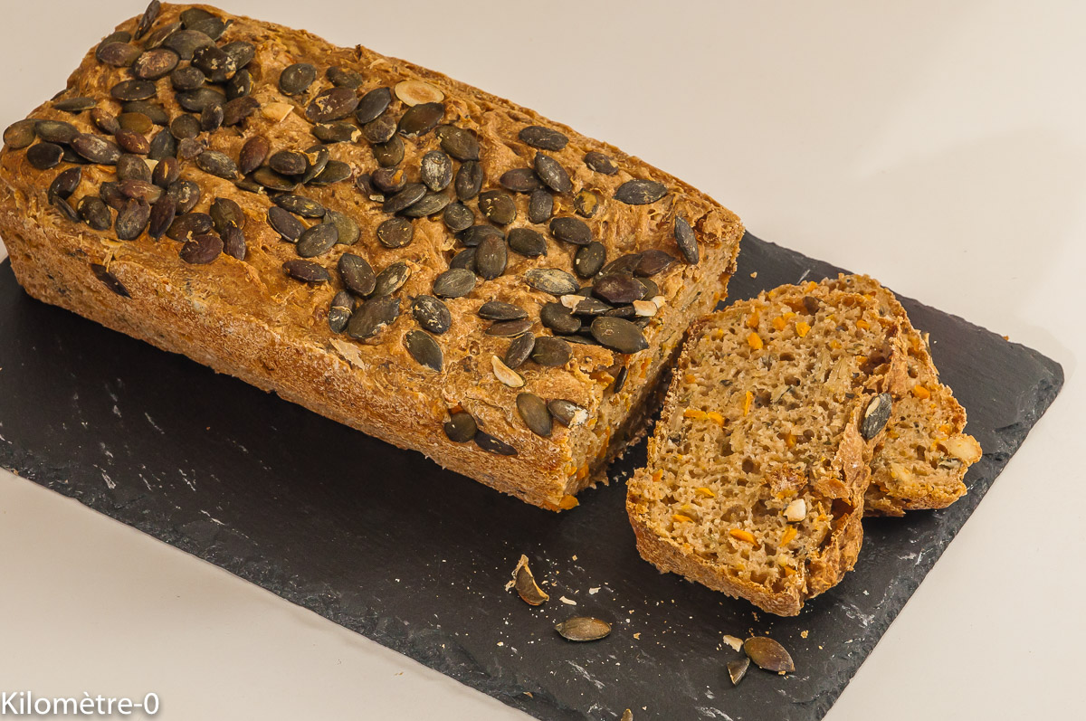 Photo de recette de pain d'épeautre, carottes, bio, facile, graines de courge de Kilomètre-0, blog de cuisine réalisée à partir de produits locaux et issus de circuits courts