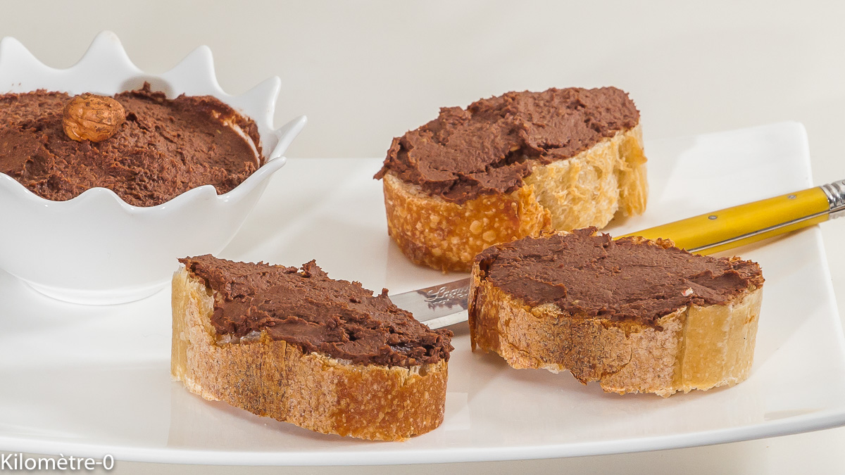 Photo de recette de nutella maison, bio, facile, végétal de Kilomètre-0, blog de cuisine réalisée à partir de produits locaux et issus de circuits courts