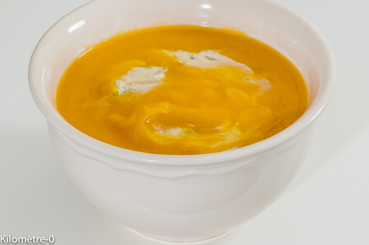 Photo de recette de soupe, velouté d'hiver, courge, céleri, légumes, bio, végétarien, facile, pas cher de Kilomètre-0, blog de cuisine réalisée à partir de produits locaux et issus de circuits courts