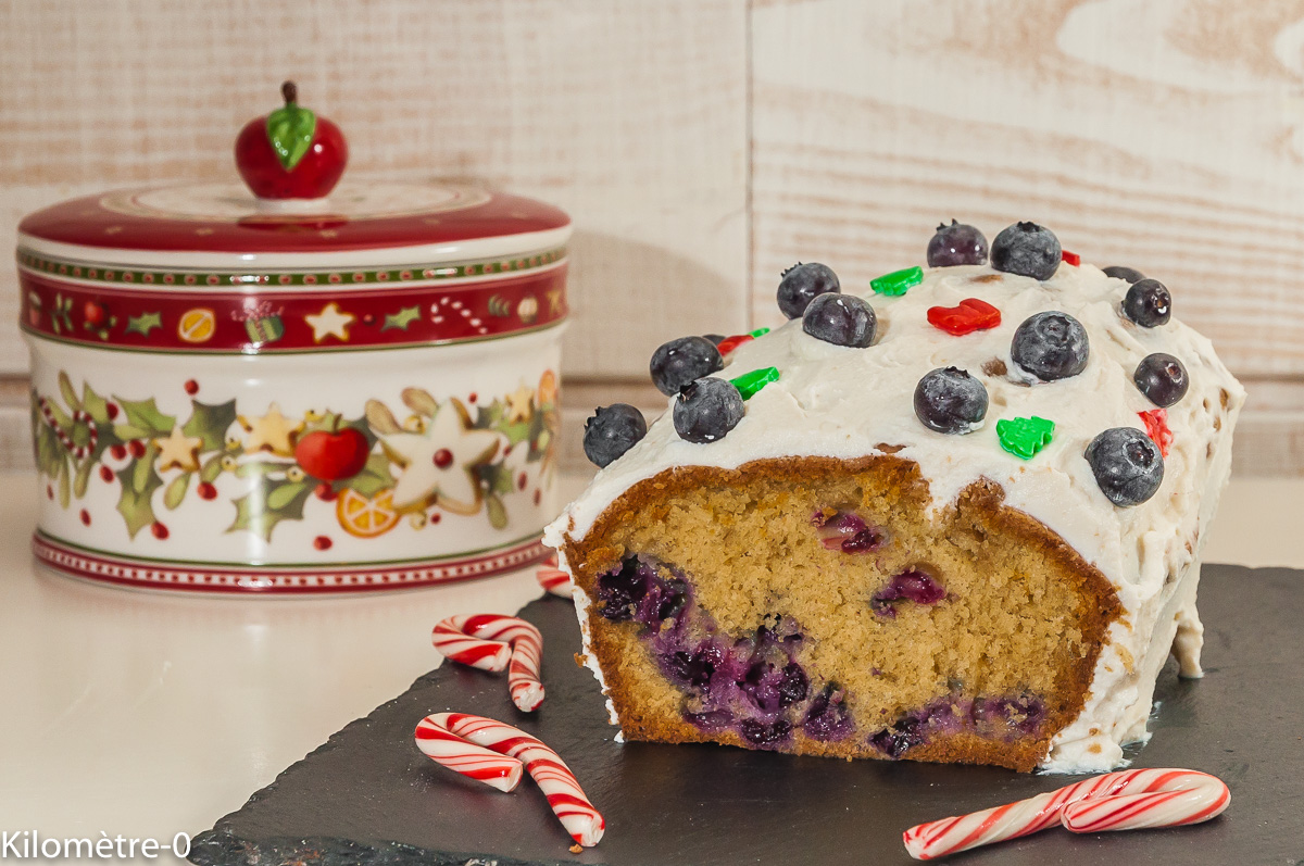 Photo de recette de cake de Noël facile, originale, myrtilles, amandes de Kilomètre-0, blog de cuisine réalisée à partir de produits locaux et issus de circuits courts
