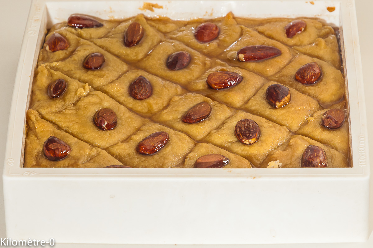 Photo de recette de basboosa, Bahrein, gâteau à la semoule, amandes, bio de Kilomètre-0, blog de cuisine réalisée à partir de produits locaux et issus de circuits courts