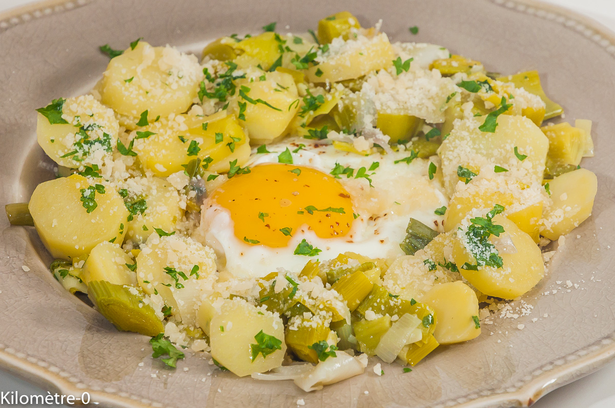 Photo de recette de poêlée de pommes de terre, grana, poireaux, oeuf sur le plat, oeuf mollet, persil, végétarienne, sans gluten, Kilomètre-0, blog de cuisine réalisée à partir de produits locaux et issus de circuits courts