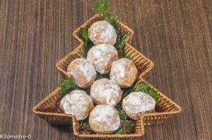 Photo de recette de kourabiedes, gâteaux, biscuits, grec, greque, Grèce, cuisine du monde, cardamone, huile, facile, bio, léger, Noël, orange, liqueur de Kilomètre-0, blog de cuisine réalisée à partir de produits locaux et issus de circuits courts