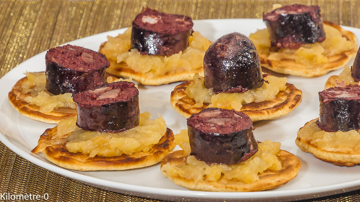 Photo de recette de blinis maison, facile, rapide, pas cher, apéritif, boudins, pommes de Kilomètre-0, blog de cuisine réalisée à partir de produits locaux et issus de circuits courts
