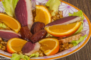 Photo de recette de salade composée, petit épeautre, orange, magret, canard, séché, datte, jambon, facile, rapide, healthy de Kilomètre-0, blog de cuisine réalisée à partir de produits locaux et issus de circuits courts