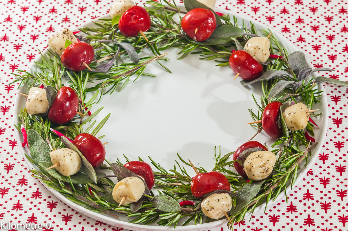 Photo de recette de couronne de Noël, apéro facile de Noël, rapide, originale, poivrons marinés, fromage deKilomètre-0, blog de cuisine réalisée à partir de produits locaux et issus de circuits courts