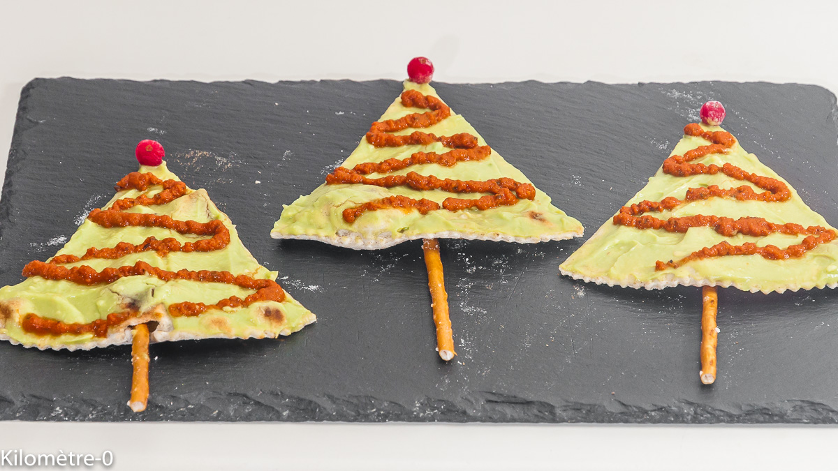 Photo de recette de sapins apéro très faciles, avocat, tomates, Noël, légers, pas chers de Kilomètre-0, blog de cuisine réalisée à partir de produits locaux et issus de circuits courts