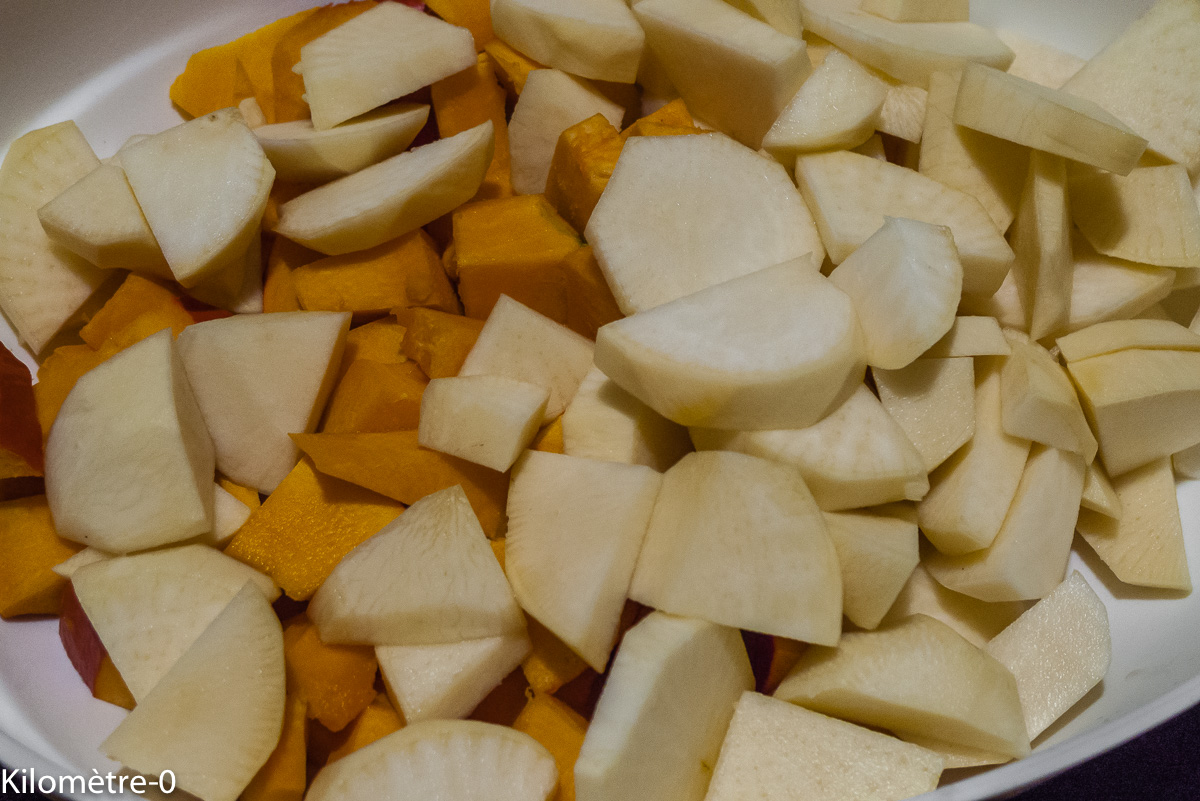 Soupe de potimarron aux navets jaunes : étape 1 — Lavez le potimarron, épluchez les navets et coupez ces deux légumes en…