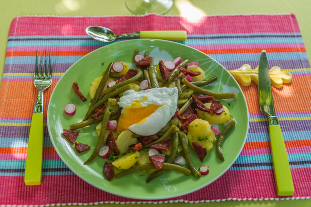 image de recette légère de salade de haricots verts, oeufs pochés, chorizo, pommes de terre, légère, bio, facile, été, poêlée, healthy, de Kilomètre-0