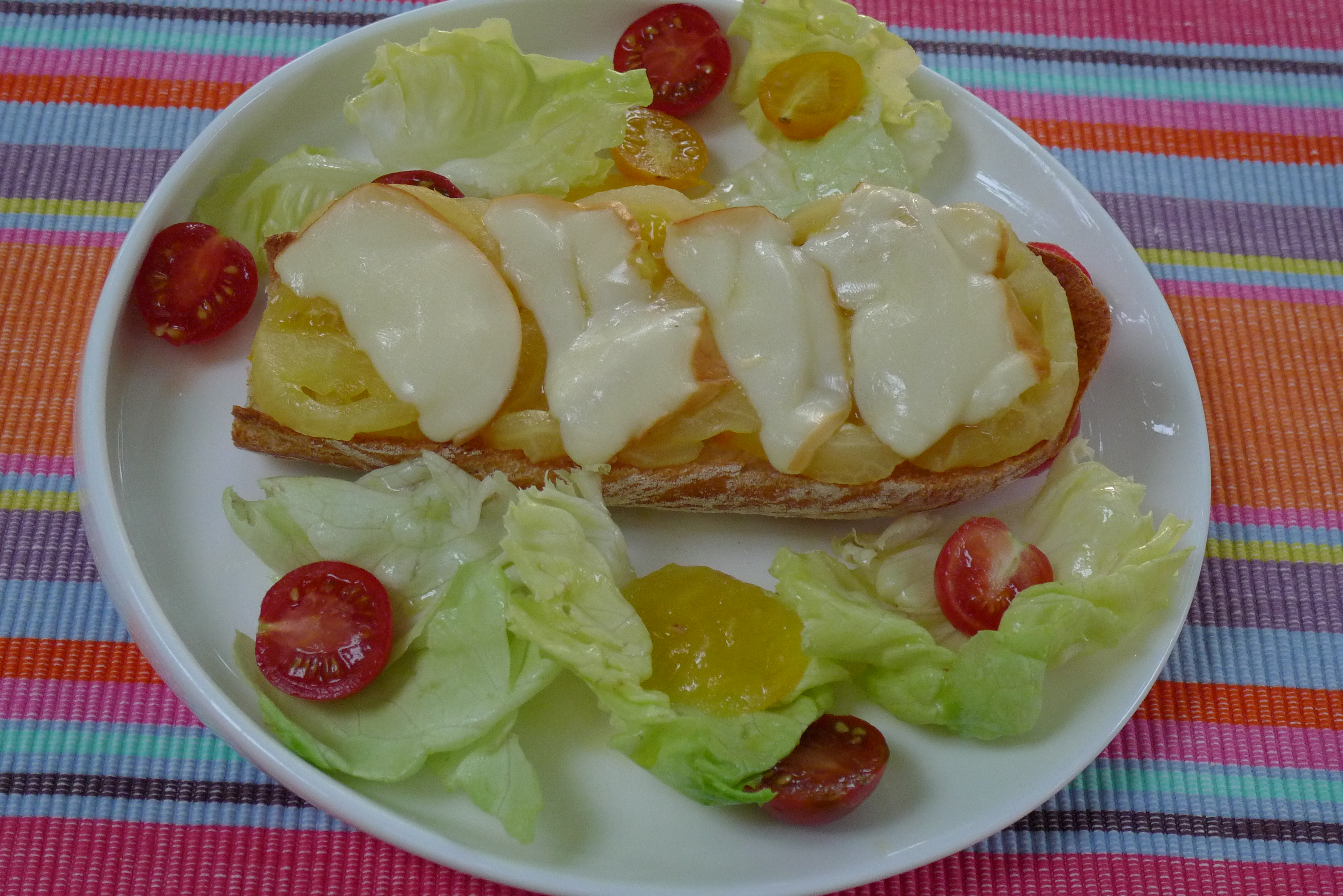 Photo de recette de bruschetta tomate, tomate ananas, scamorza facile, rapide, été, tartine dede Kilomètre-0, blog de cuisine réalisée à partir de produits locaux et issus de circuits courts