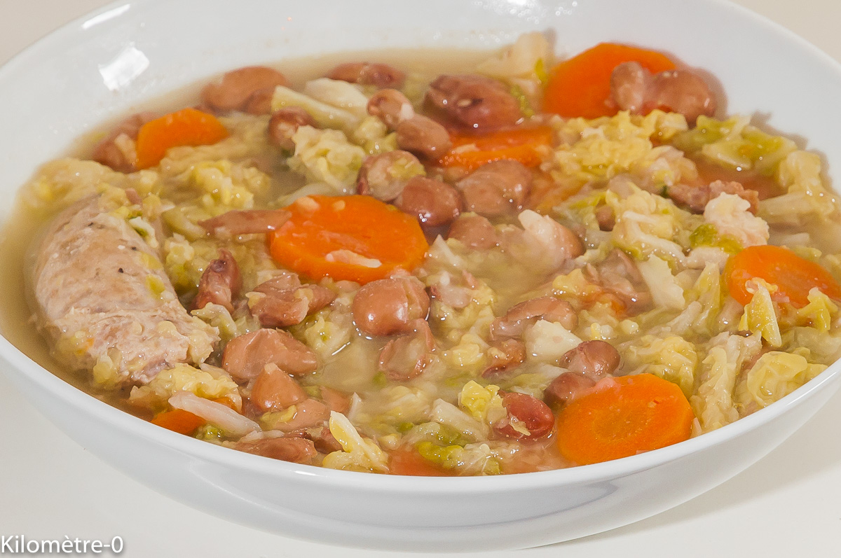 Photo de recette de soupe aux chous et haricots, saucisses, facile, paysanne, bio, Kilomètre-0, blog de cuisine réalisée à partir de produits de saison et issus de circuits courts