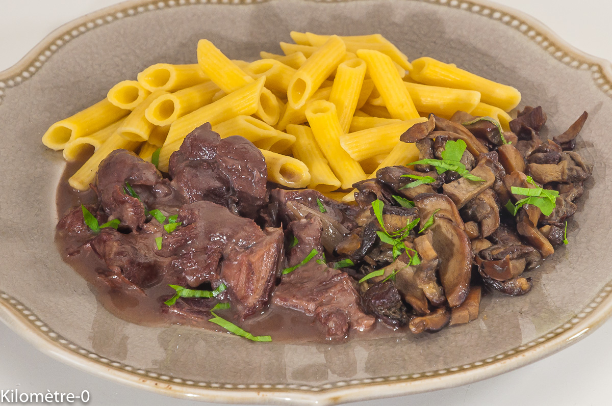 Photo de recette de sanglier, ragoût, mijoté, cuisine au vin, gros gibier, Kilomètre-0, blog de cuisine réalisée à partir de produits de saison et issus de circuits courts